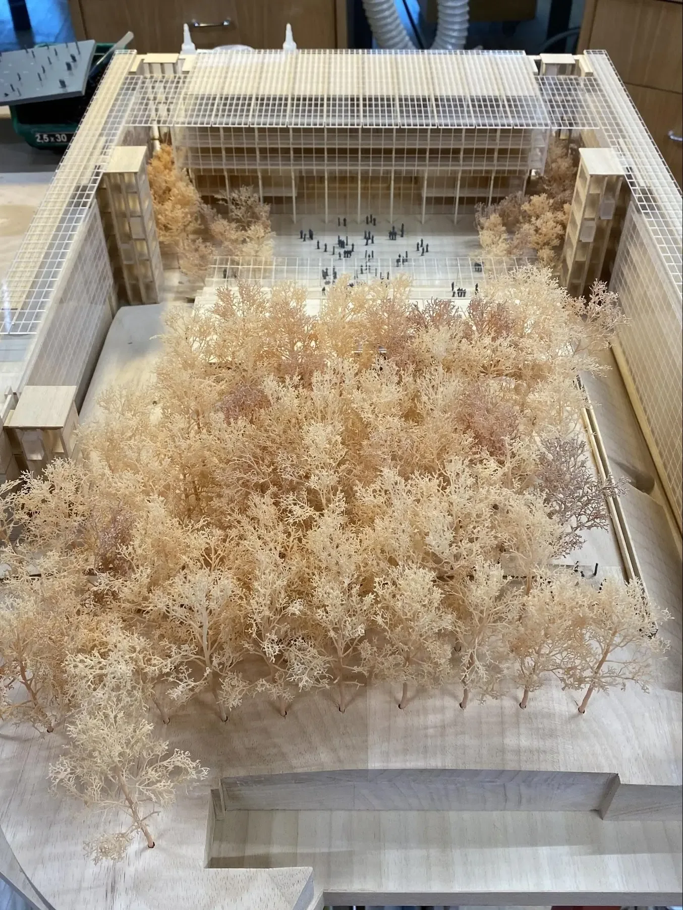 Maqueta urbana con plaza y arboleda