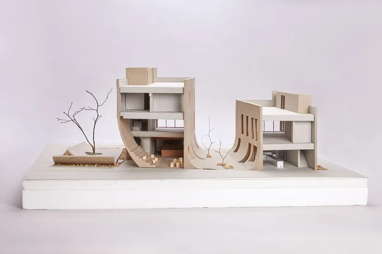 Maqueta seccionada de dos volúmenes curvos